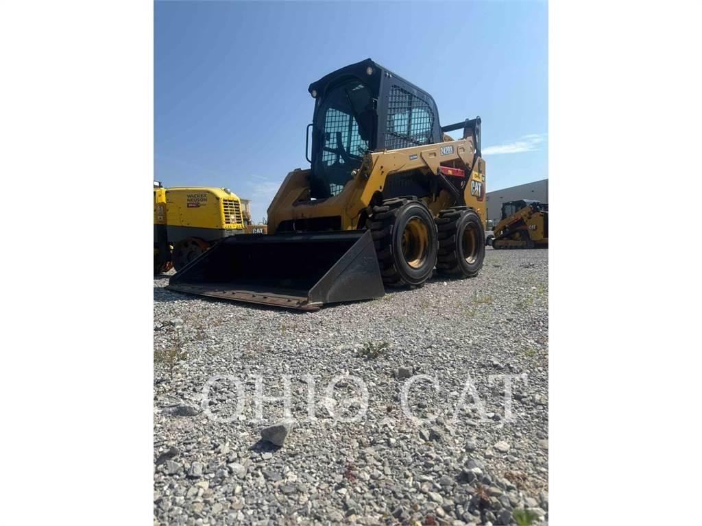CAT 242D3 C3H2 スキッドステアローダー