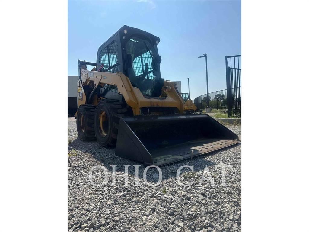CAT 242D3 C3H2 スキッドステアローダー