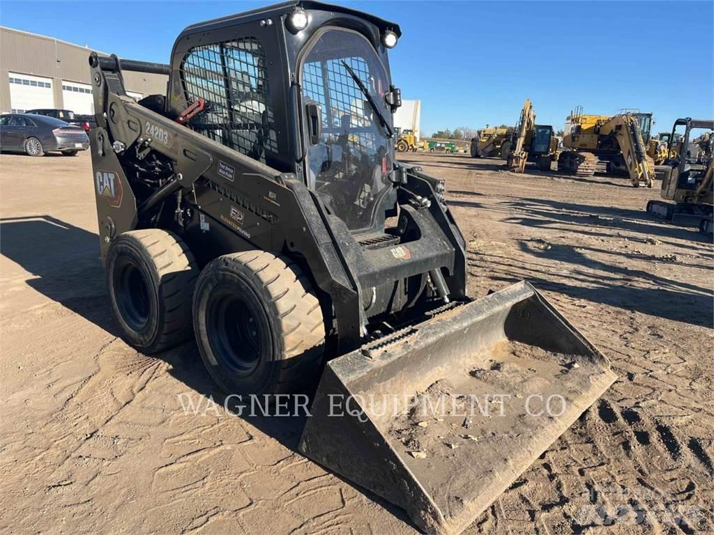 CAT 242D3 HF スキッドステアローダー