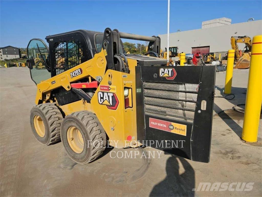 CAT 242D3STD2C スキッドステアローダー