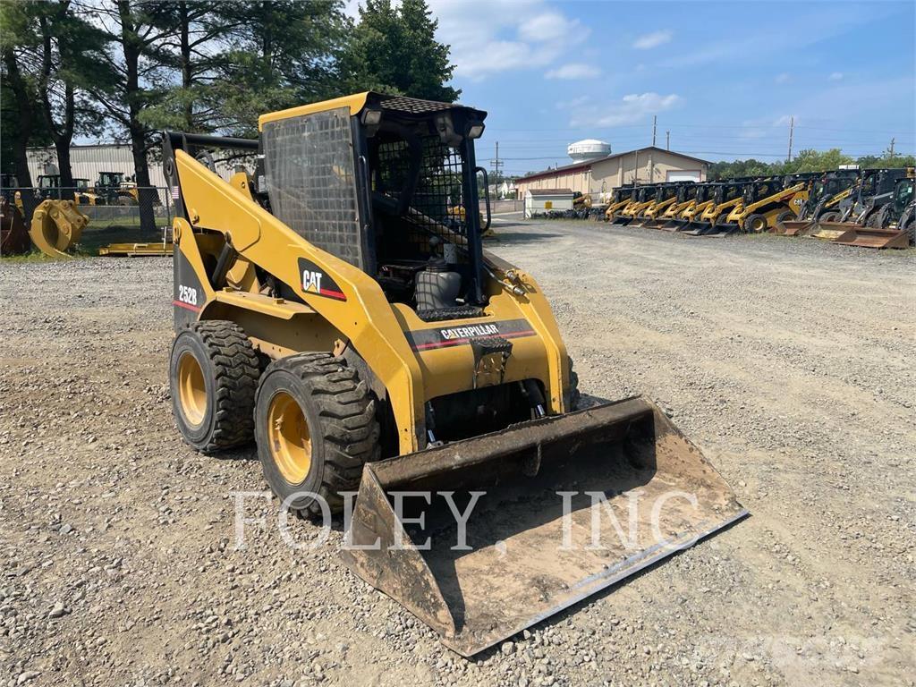 CAT 252B スキッドステアローダー