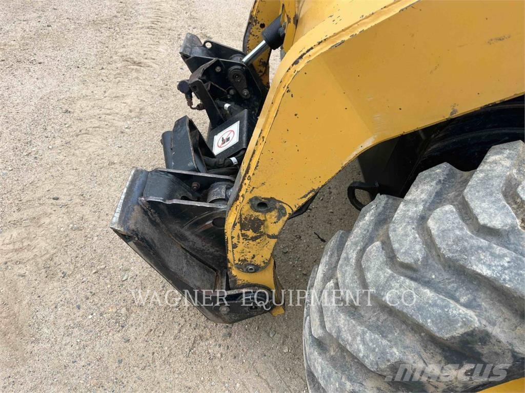 CAT 252B スキッドステアローダー