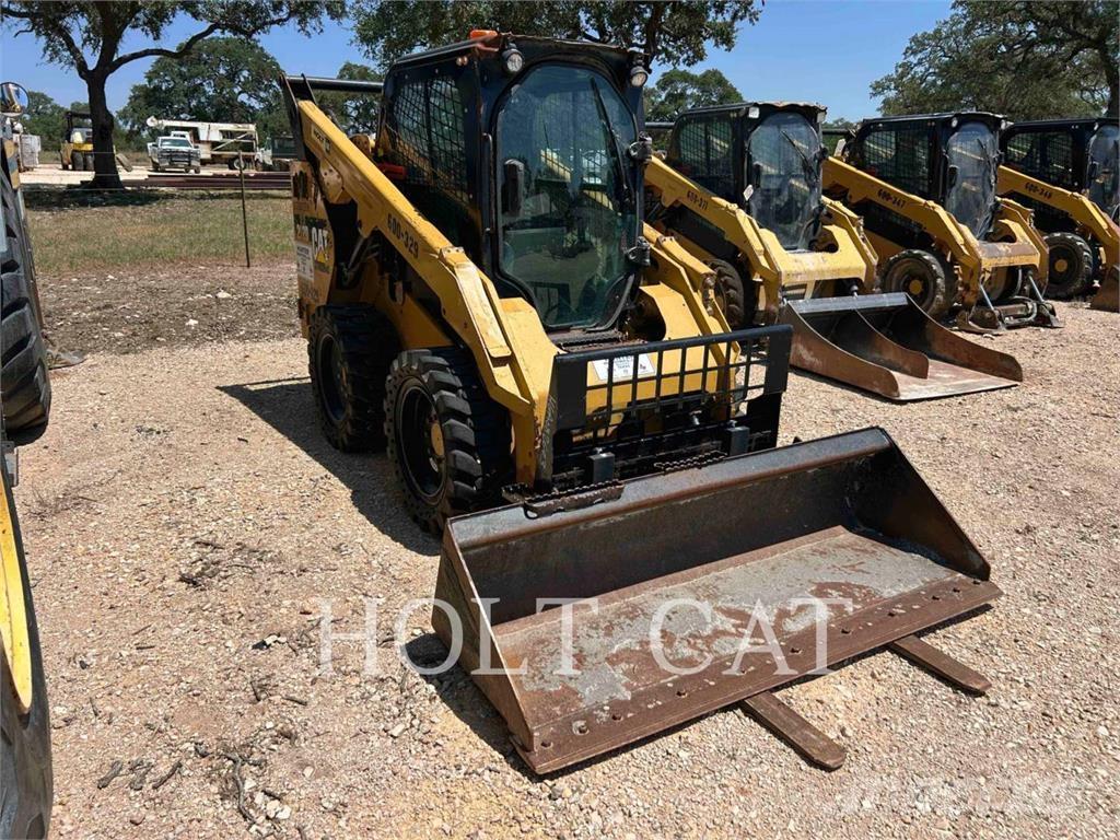 CAT 262D スキッドステアローダー