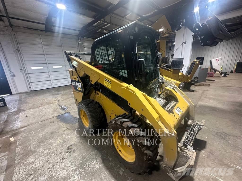 CAT 262D ACHF スキッドステアローダー