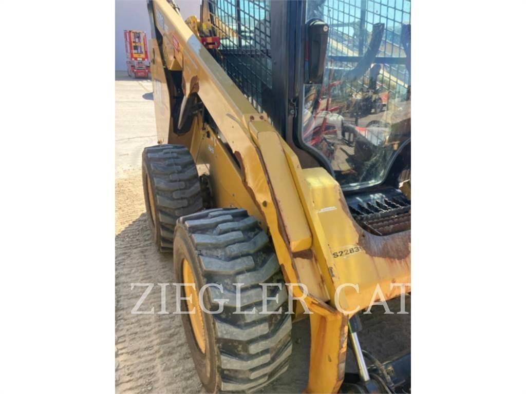CAT 262D3 スキッドステアローダー