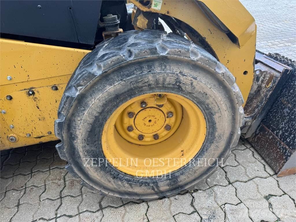 CAT 262D3 スキッドステアローダー
