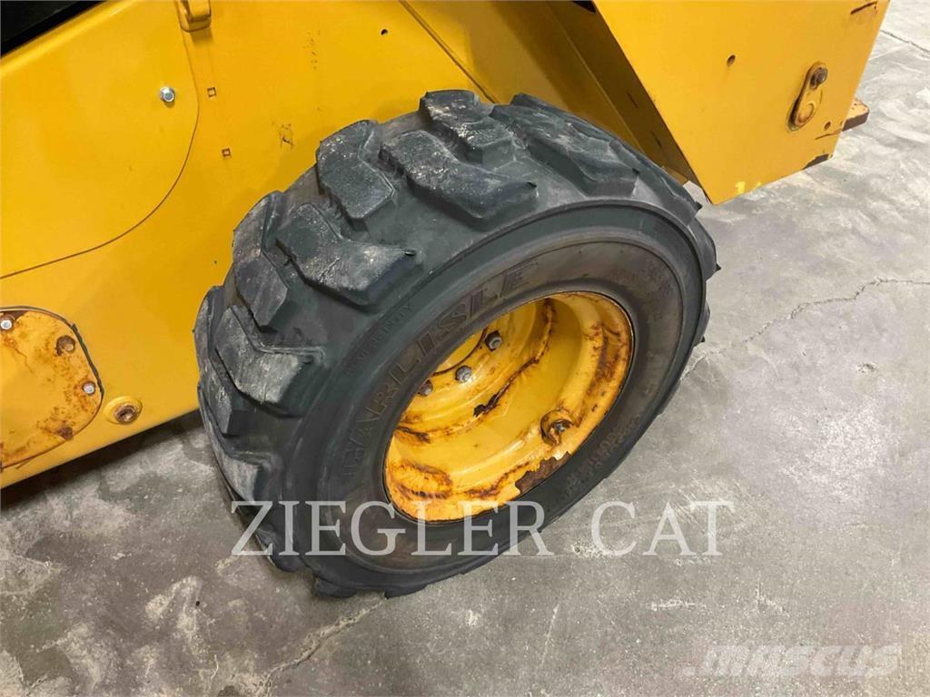 CAT 262D3 スキッドステアローダー