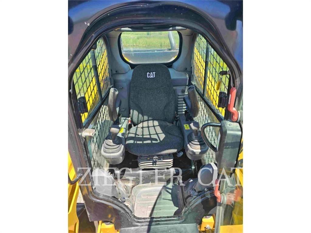 CAT 272D2 スキッドステアローダー