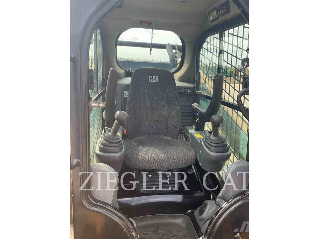 CAT 272D2 スキッドステアローダー