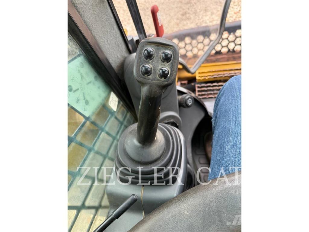 CAT 272D2 スキッドステアローダー