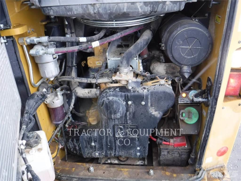 CAT 272D2 H2CB スキッドステアローダー
