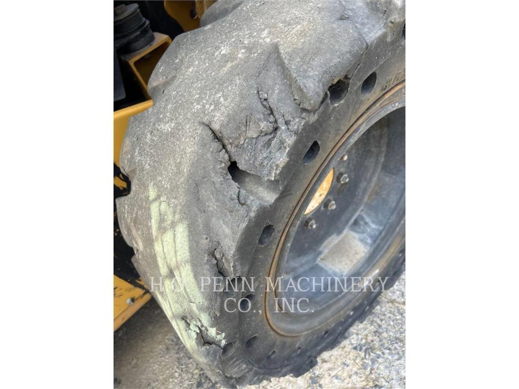 CAT 272D2XHP スキッドステアローダー