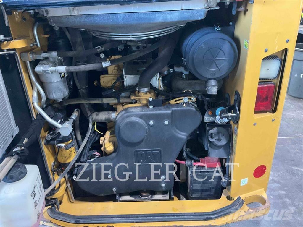 CAT 272D3 スキッドステアローダー