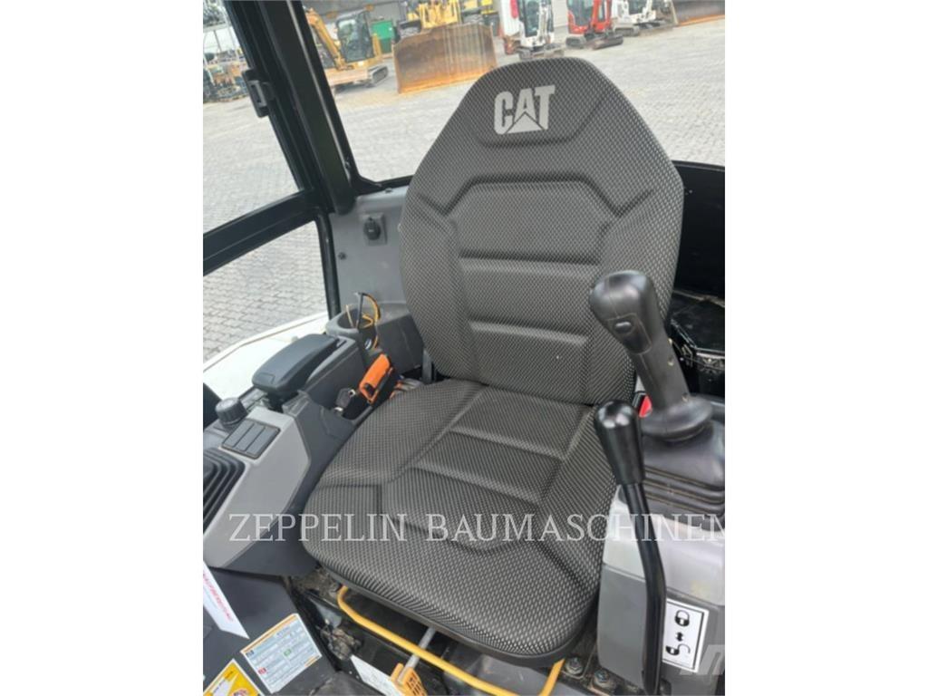 CAT 302.7CR-07 大型油圧ショベル12t以上（パワーショベル・ユンボ）