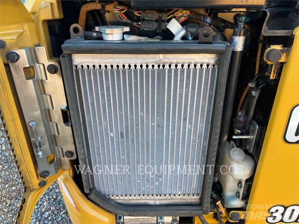 CAT 302 CR THB 大型油圧ショベル12t以上（パワーショベル・ユンボ）