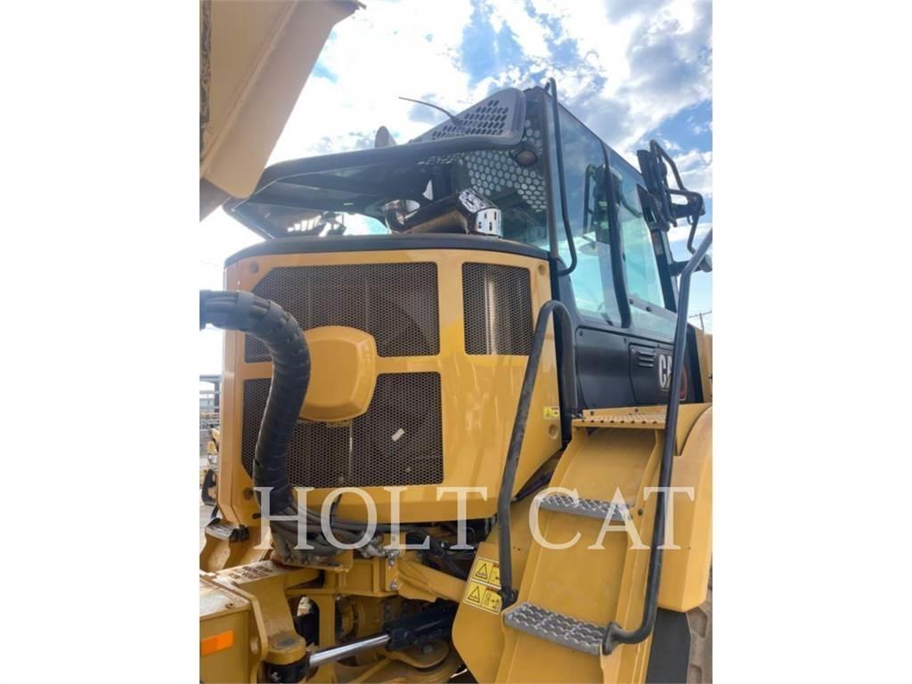 CAT 725 アーティキュレート式ダンプトラック