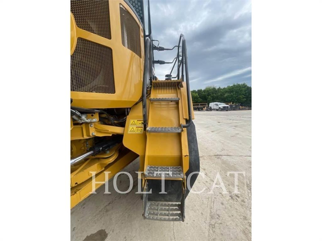 CAT 725 アーティキュレート式ダンプトラック