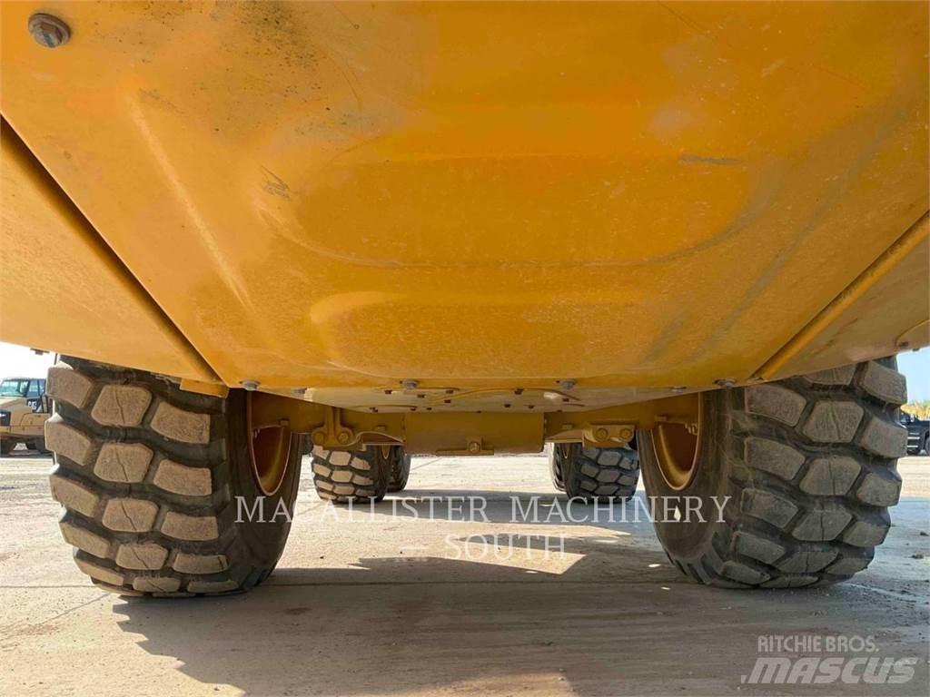 CAT 725 アーティキュレート式ダンプトラック