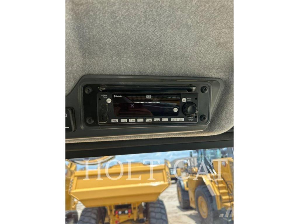 CAT 725 アーティキュレート式ダンプトラック