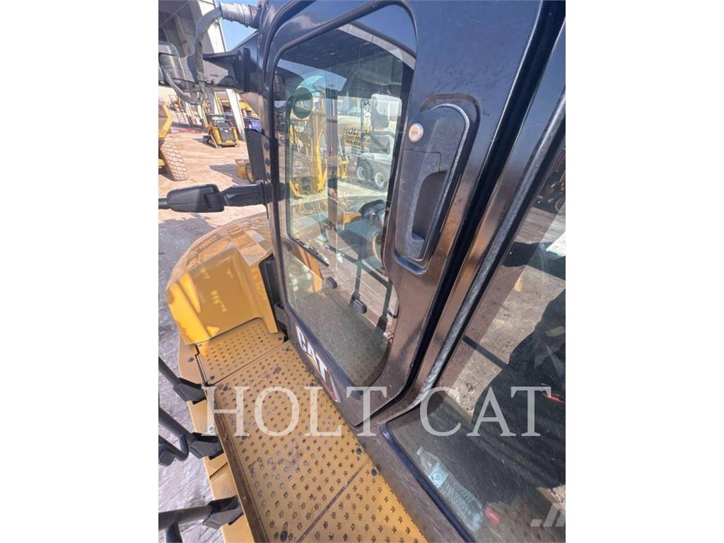 CAT 725 アーティキュレート式ダンプトラック