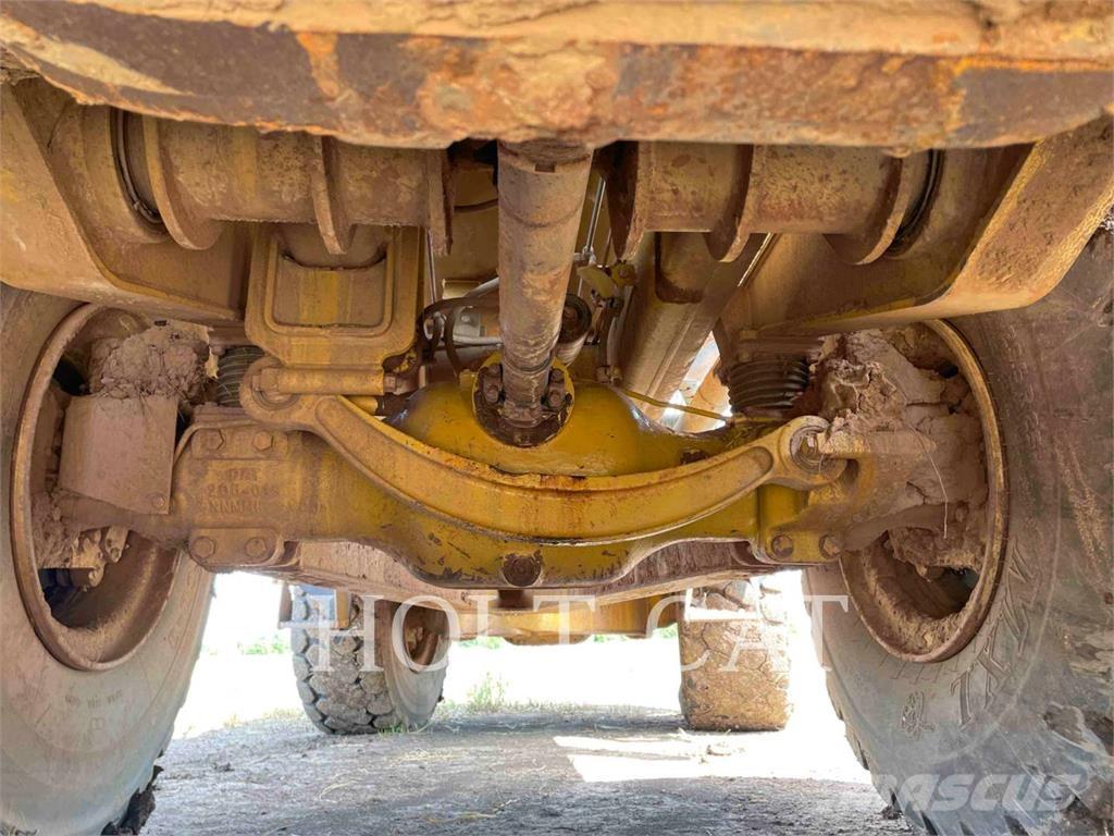 CAT 725 アーティキュレート式ダンプトラック