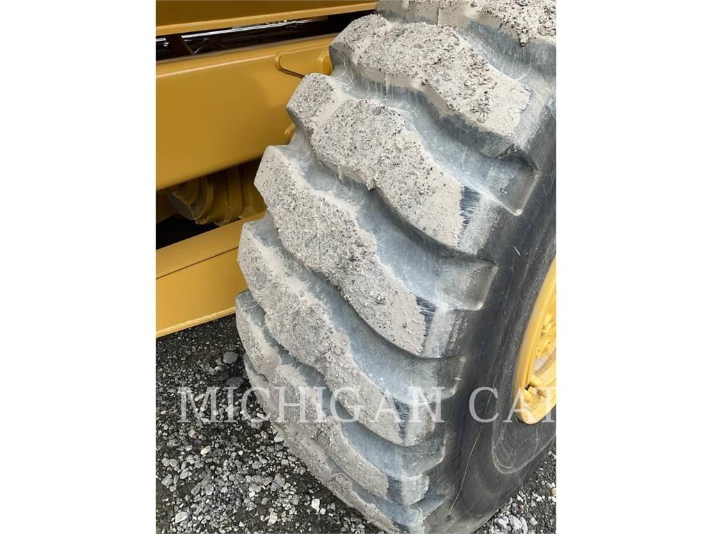 CAT 725 T アーティキュレート式ダンプトラック