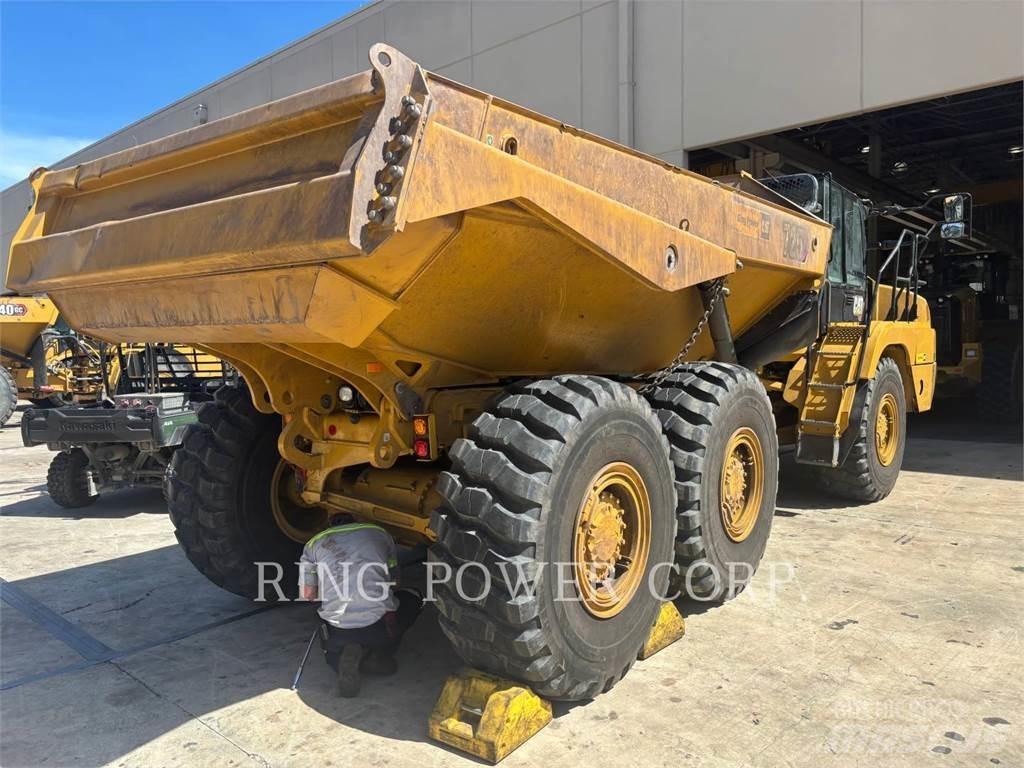 CAT 725TG アーティキュレート式ダンプトラック