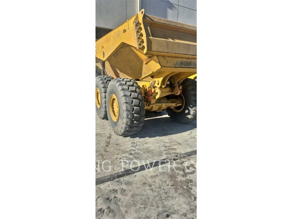CAT 725TG アーティキュレート式ダンプトラック