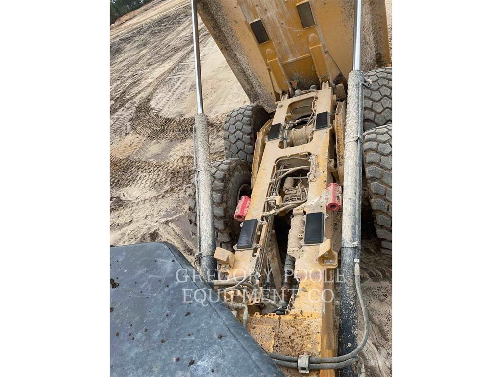 CAT 73004 アーティキュレート式ダンプトラック