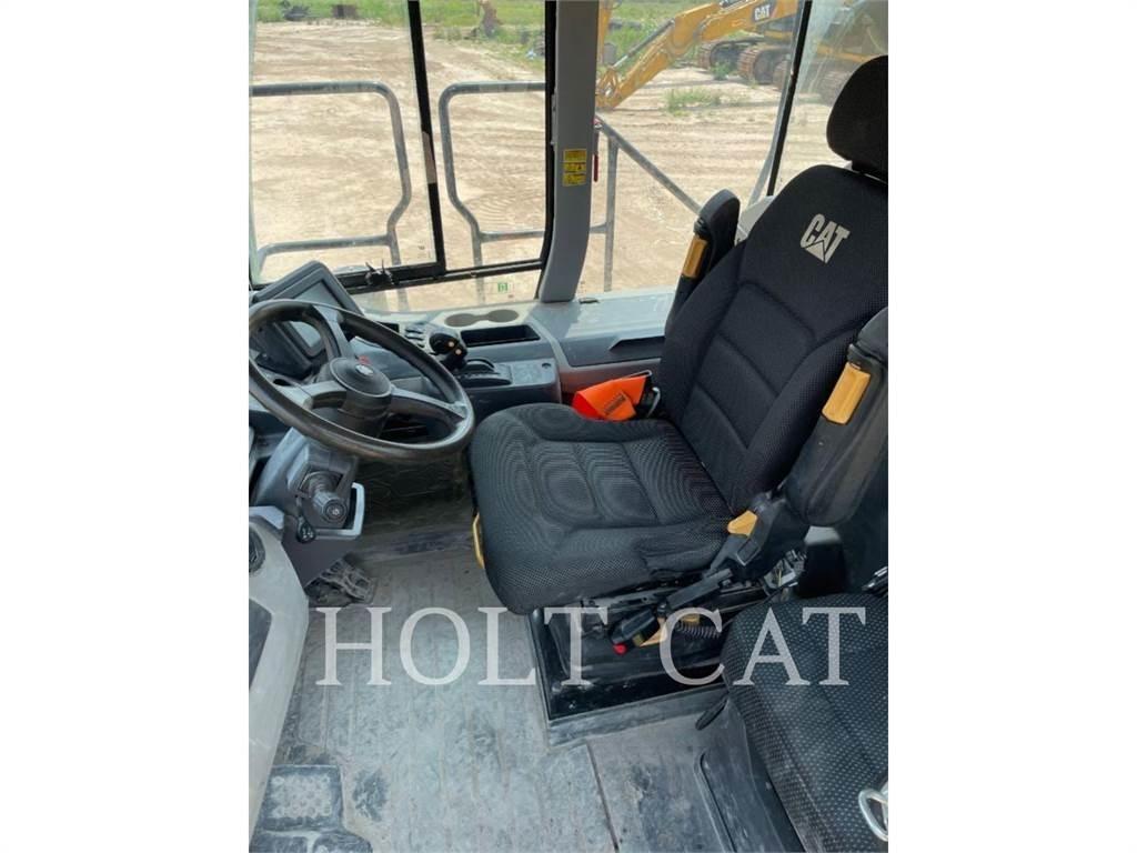 CAT 735 アーティキュレート式ダンプトラック