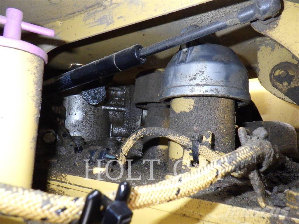 CAT 735 アーティキュレート式ダンプトラック