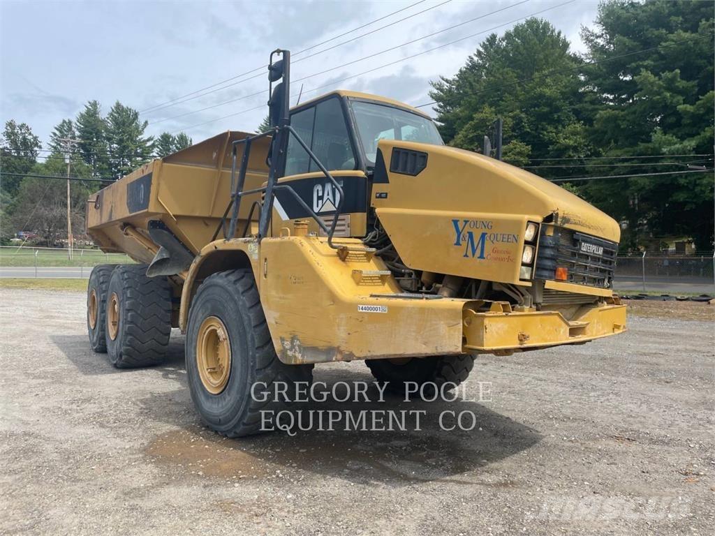 CAT 740 アーティキュレート式ダンプトラック