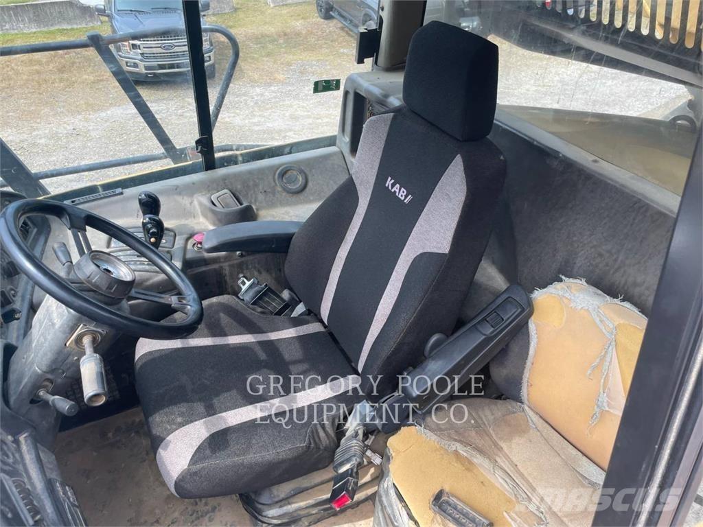 CAT 740 アーティキュレート式ダンプトラック