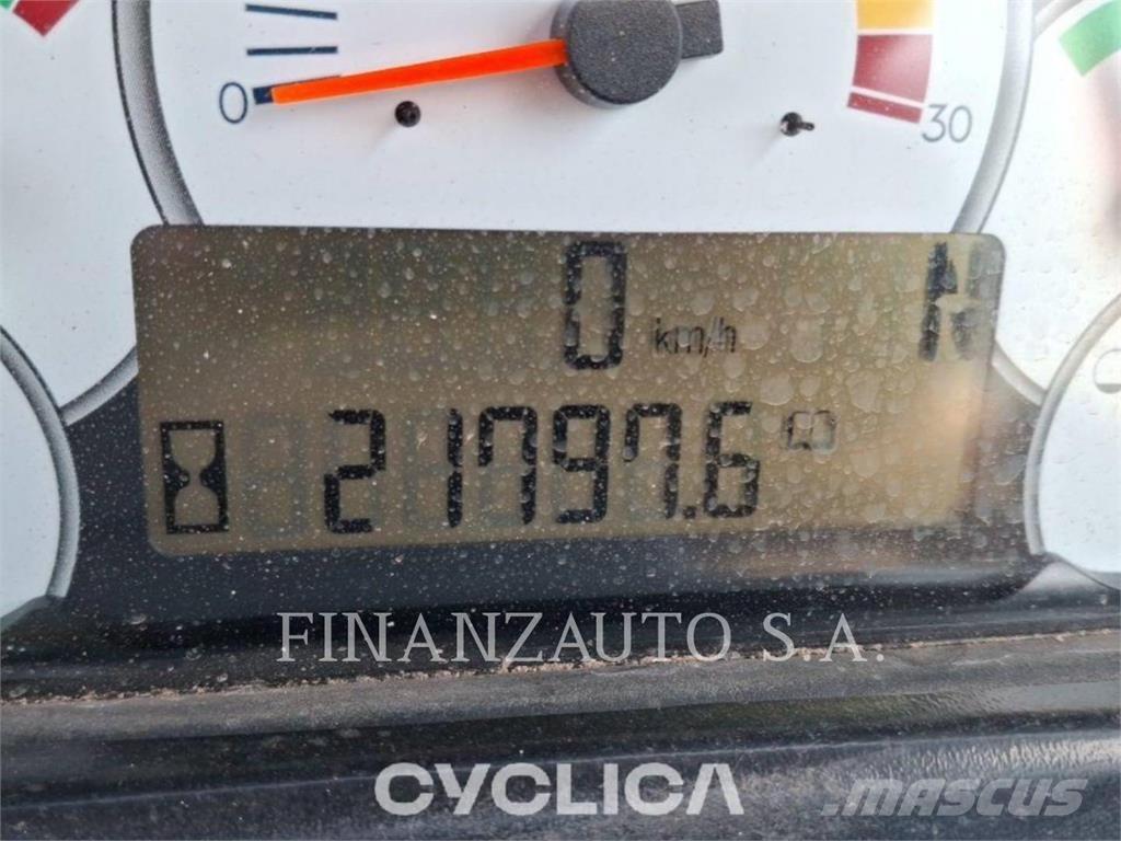 CAT 740 アーティキュレート式ダンプトラック