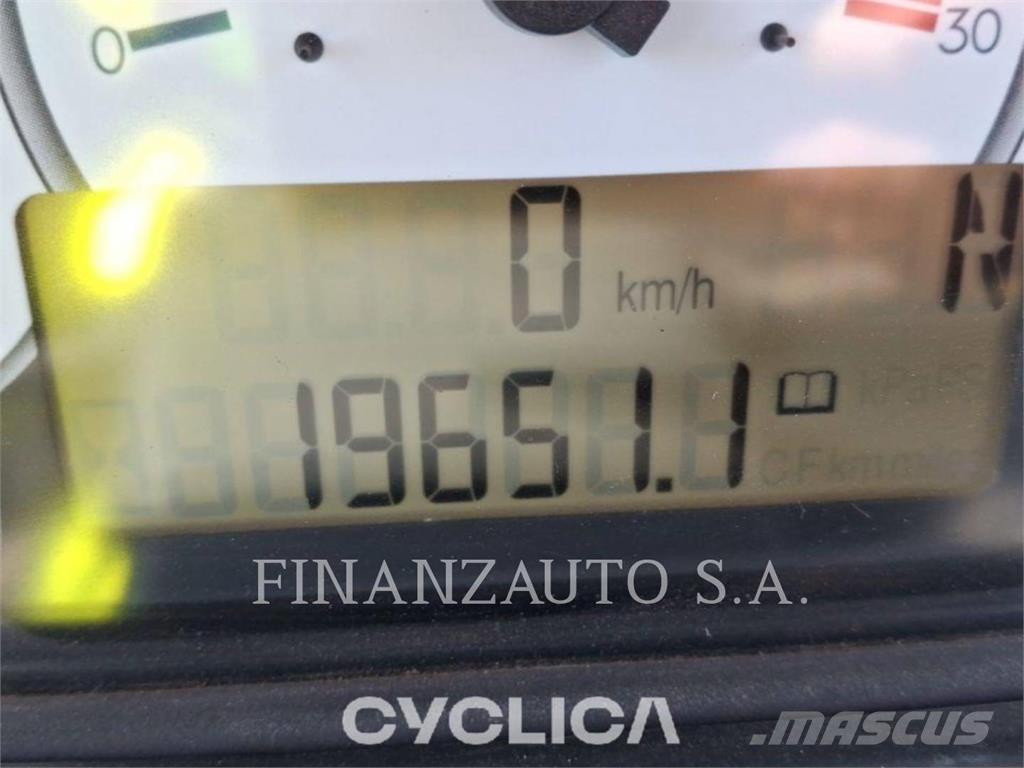 CAT 740 アーティキュレート式ダンプトラック