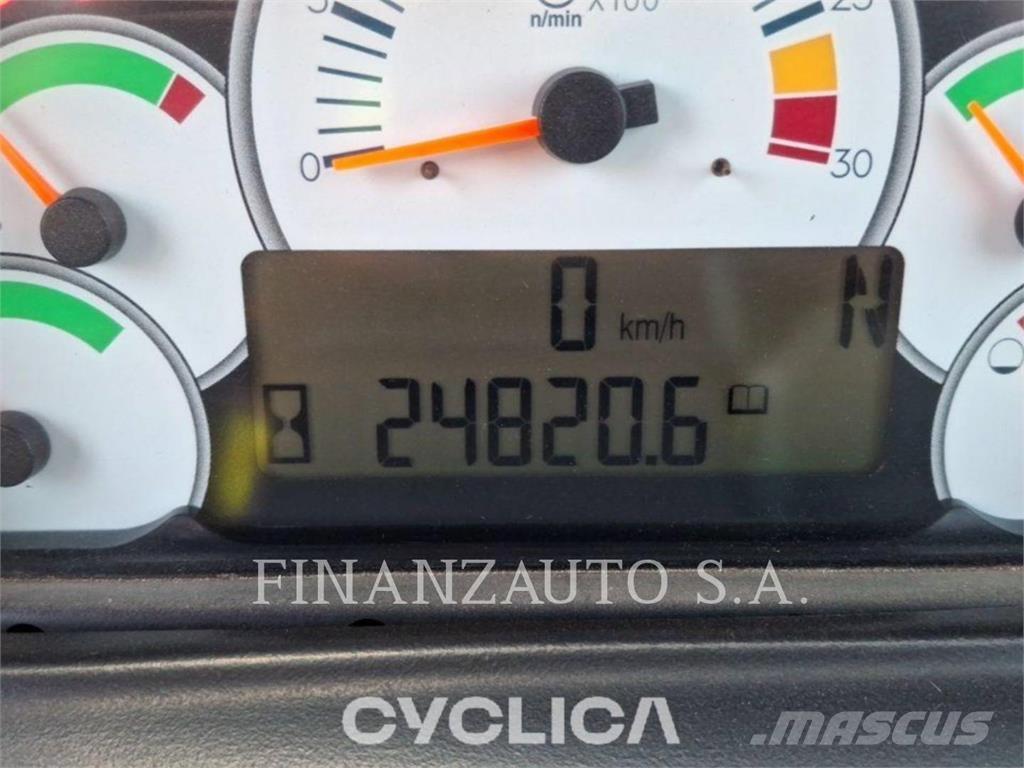 CAT 740 アーティキュレート式ダンプトラック