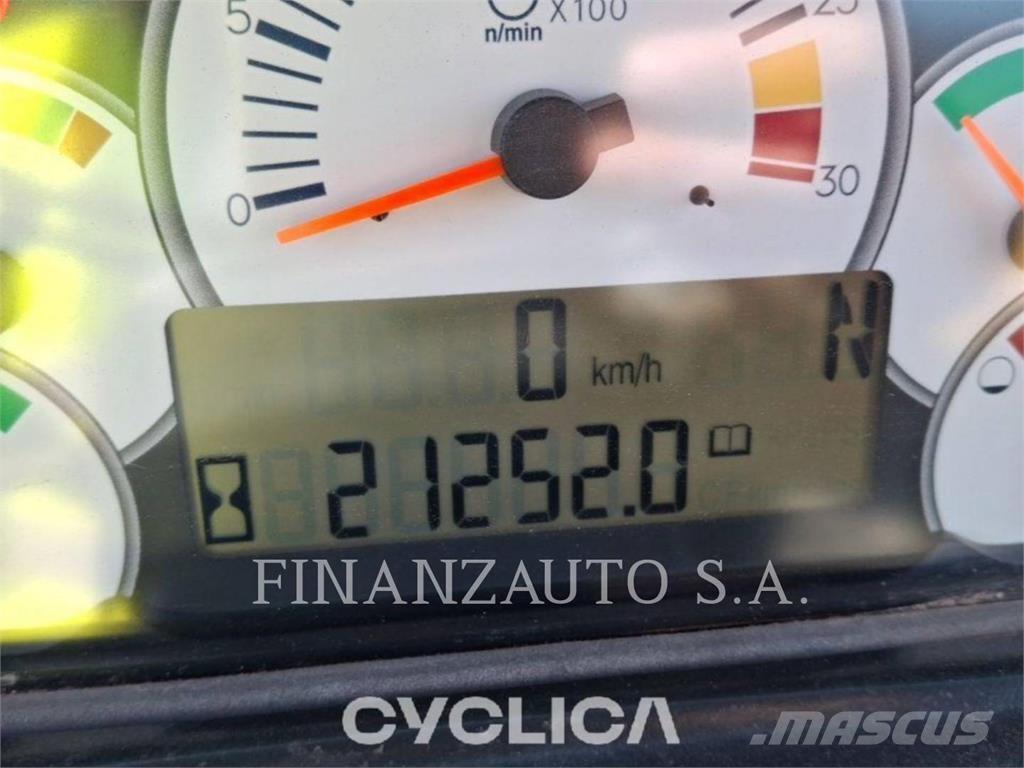 CAT 740 アーティキュレート式ダンプトラック