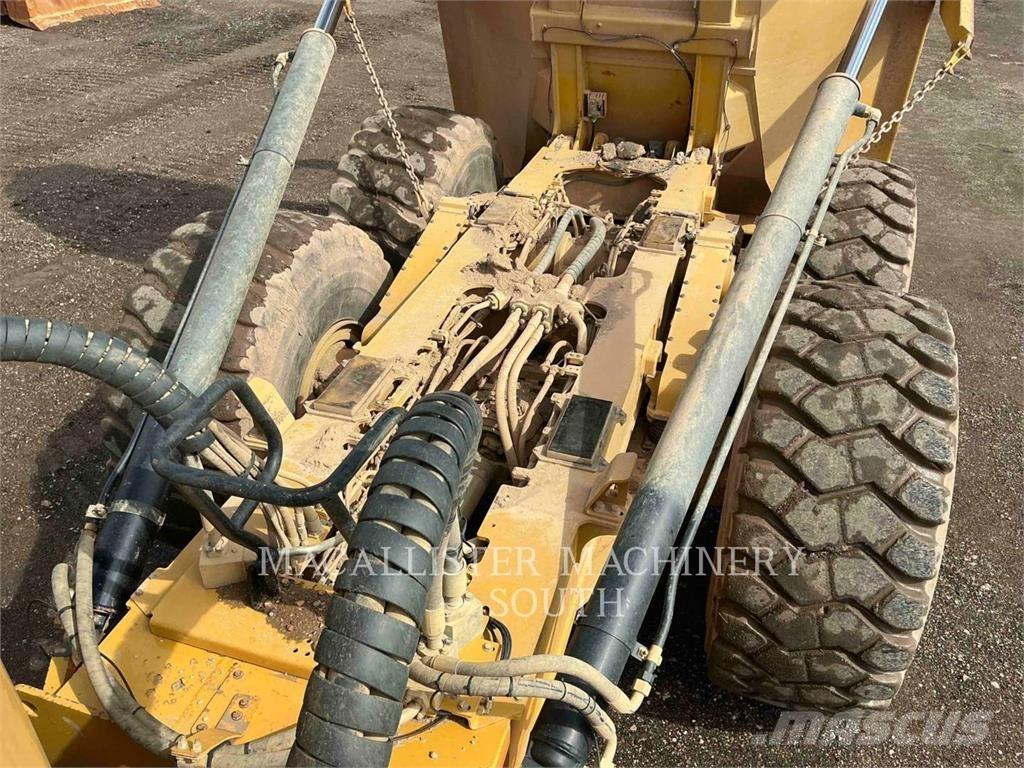 CAT 740 GC アーティキュレート式ダンプトラック