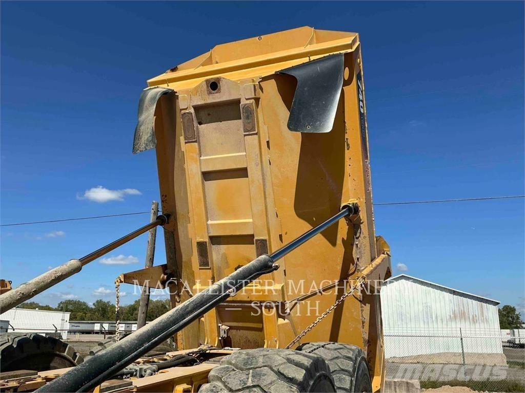 CAT 740 GC アーティキュレート式ダンプトラック
