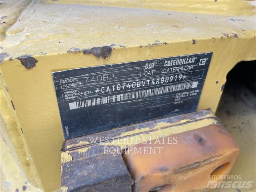 CAT 740B アーティキュレート式ダンプトラック