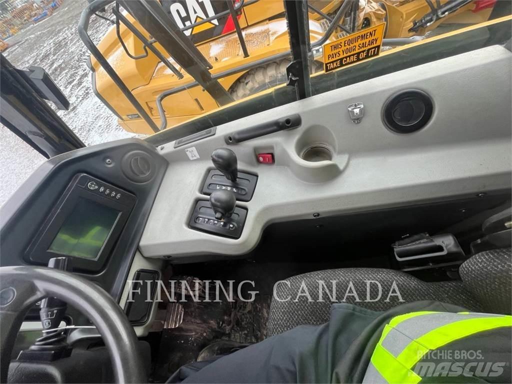CAT 740B アーティキュレート式ダンプトラック