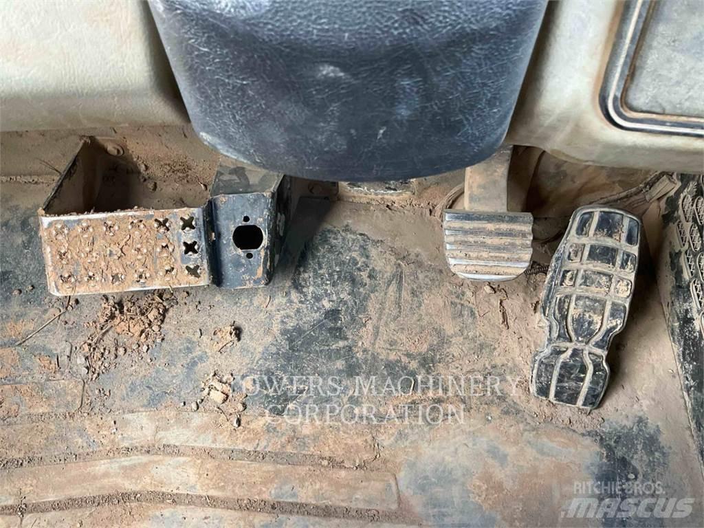 CAT 740B アーティキュレート式ダンプトラック