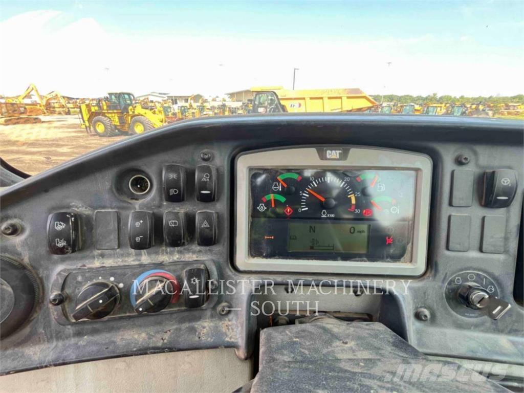 CAT 740B アーティキュレート式ダンプトラック