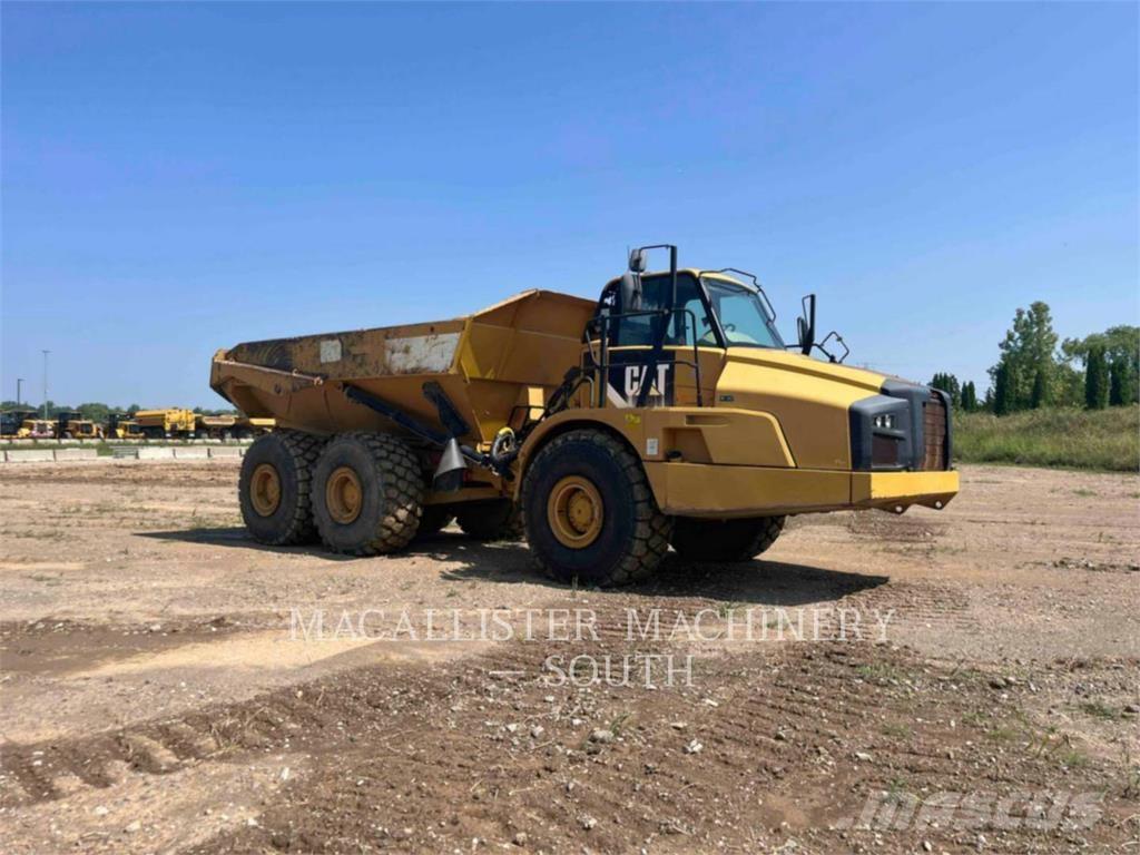 CAT 740B アーティキュレート式ダンプトラック