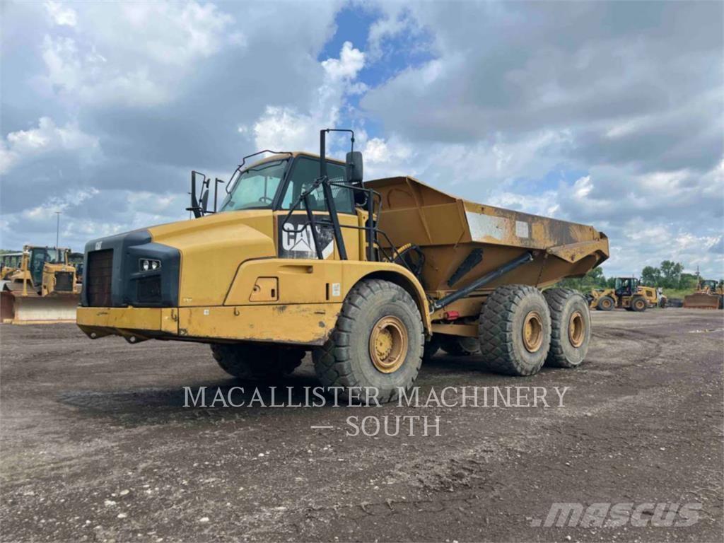 CAT 740B アーティキュレート式ダンプトラック