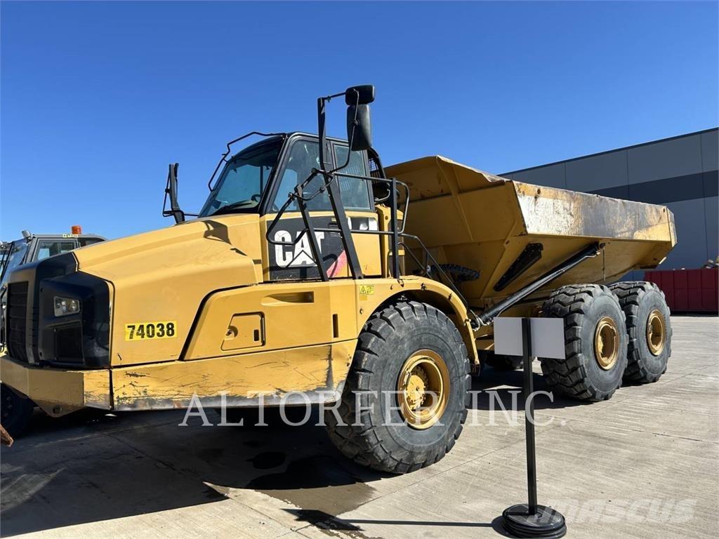 CAT 740B アーティキュレート式ダンプトラック