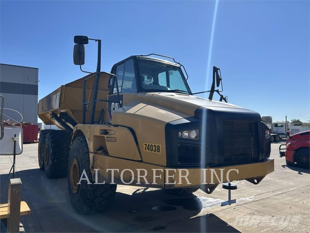 CAT 740B アーティキュレート式ダンプトラック