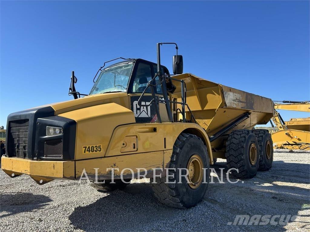 CAT 740B アーティキュレート式ダンプトラック