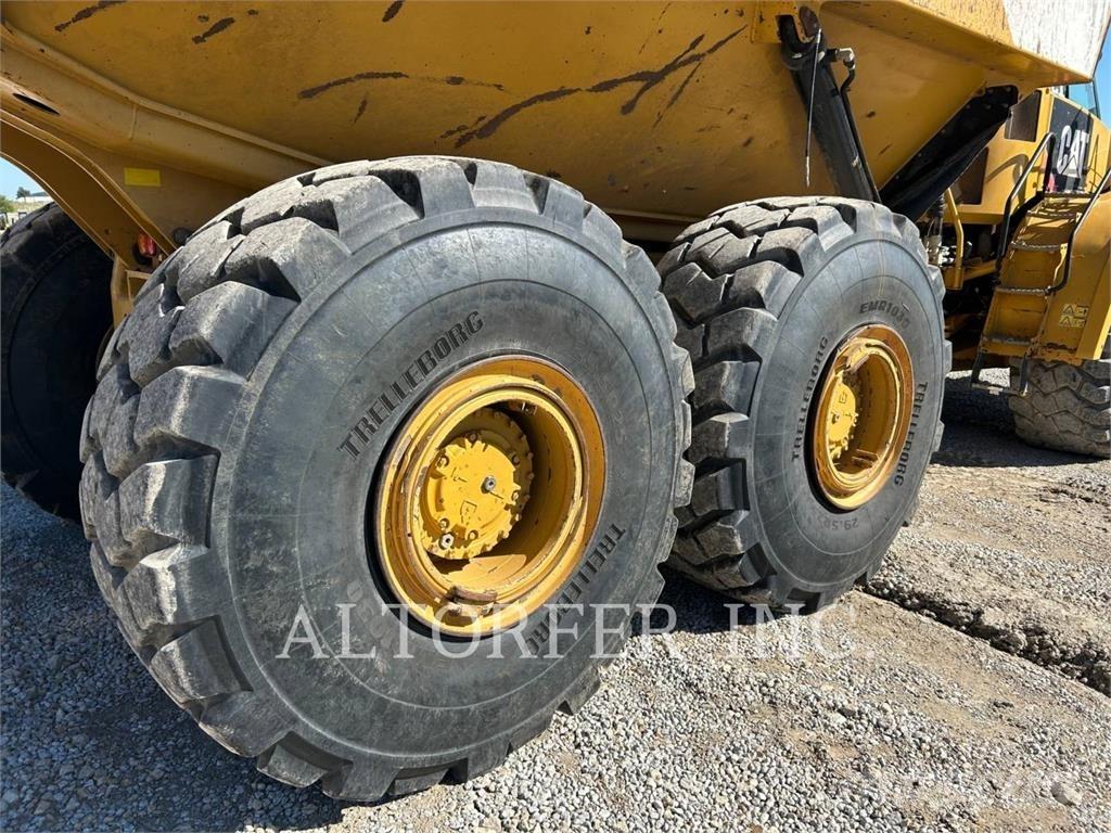 CAT 740B アーティキュレート式ダンプトラック