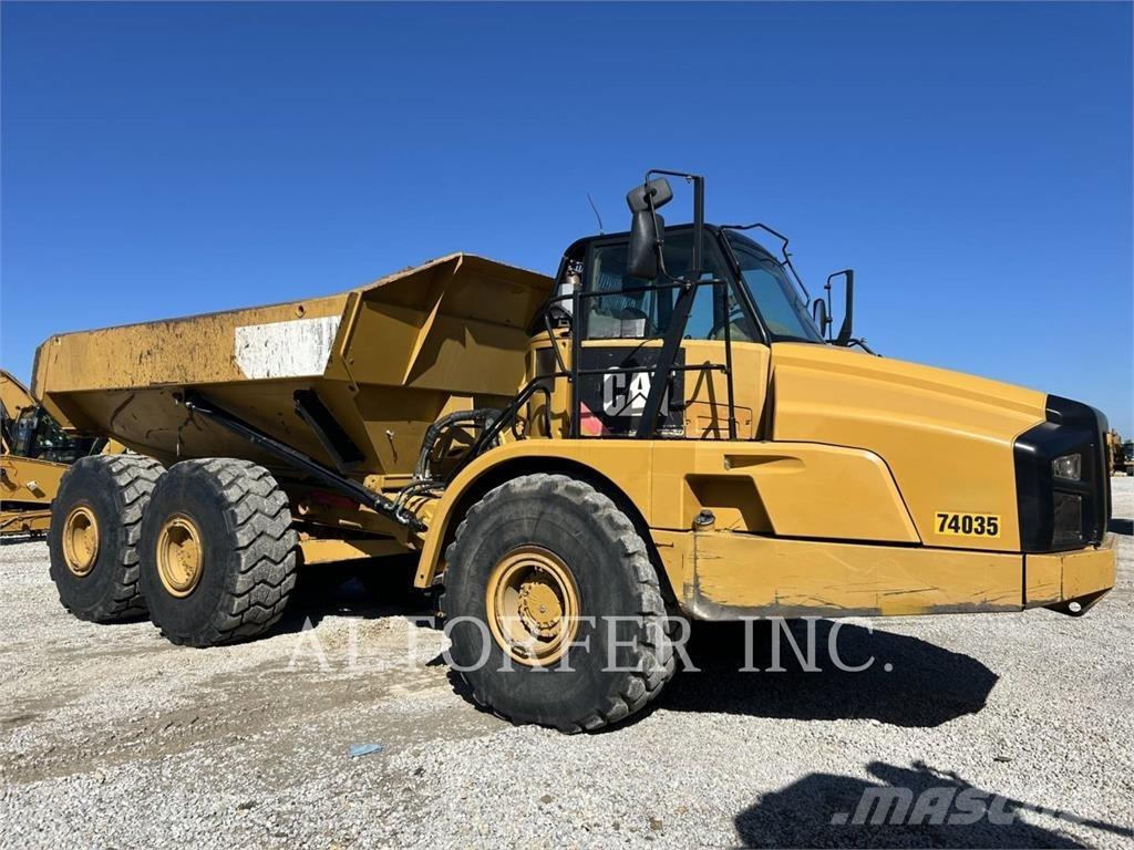 CAT 740B アーティキュレート式ダンプトラック